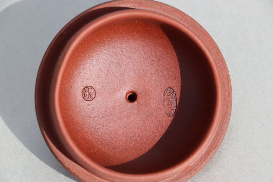 A Chinese Yixing pottery tea pot with impressed seal mark to the underside, 11cm high Condition - Bild 13 aus 13