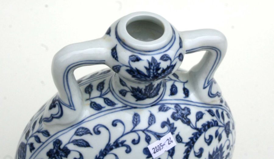 A Chinese blue and white moon flask decorated scrolling flowering foliage, 29cm high - Bild 5 aus 6