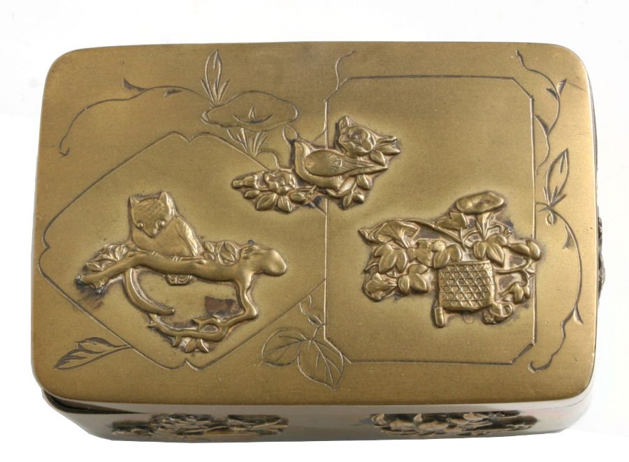 A Japanese rectangular brass snuff box decorated in relief with birds and mythical beasts, 10cms - Bild 2 aus 6