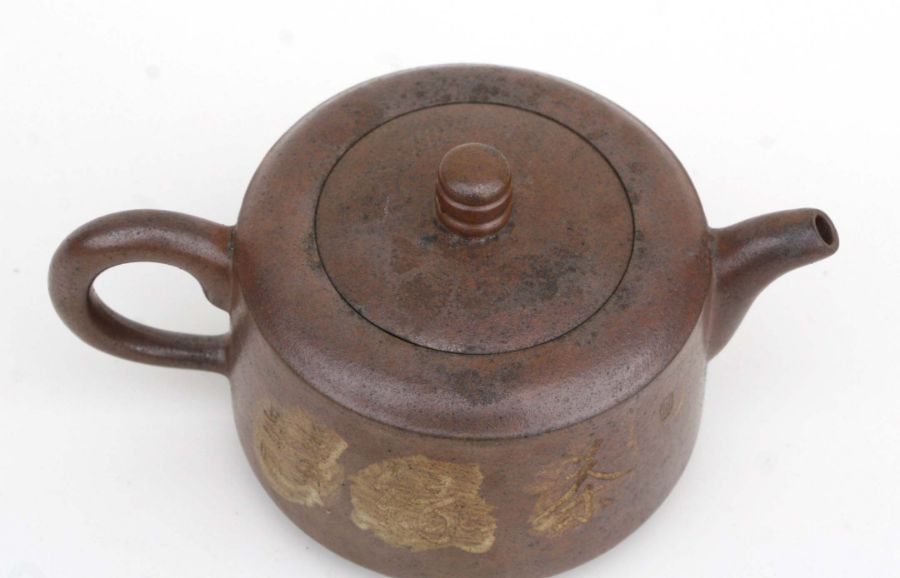 A Chinese Yixing pottery teapot decorated with figures and calligraphy, impressed seal mark to the - Bild 2 aus 14