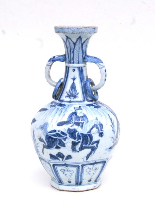 A Chinese blue and white two handled vase, decorated figures in a landscape, 33cm high - Bild 4 aus 6