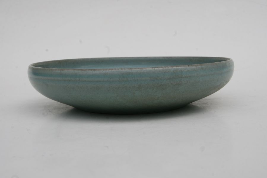 A Chinese celadon glazed shallow dish or brush washer, 19cms diameter.Condition ReportGood condition - Bild 5 aus 9