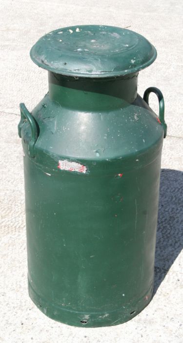 A painted Home Counties 10-gallon aluminium milk churn with lid, 75cms high.