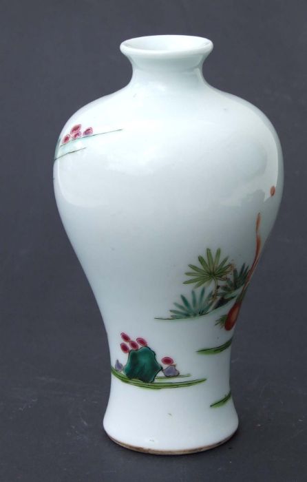 A Chinese famille rose Meiping vase decorated with a figure and a toad, 16cms high.Condition - Bild 3 aus 5