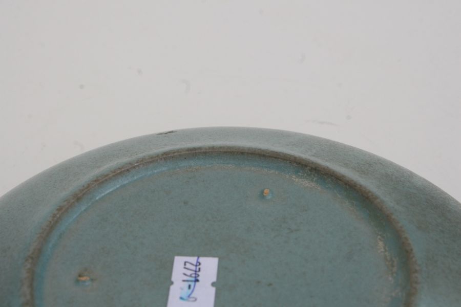A Chinese celadon glazed shallow dish or brush washer, 19cms diameter.Condition ReportGood condition - Bild 2 aus 9