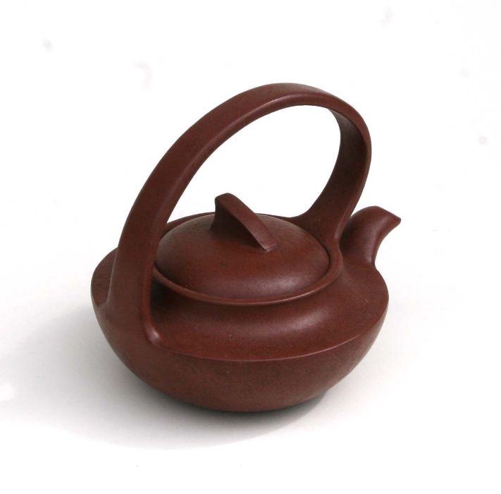 A Chinese Yixing pottery tea pot with impressed seal mark to the underside, 11cm high Condition - Bild 2 aus 13