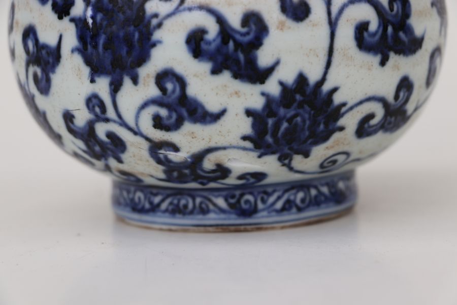 A Chinese blue and white bottle vase decorated flowering scrolling foliage (AF) 20cm high - Bild 6 aus 10