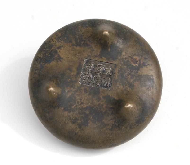 A Chinese bronze two handled tripod censor with impressed six character mark to the underside, - Bild 2 aus 3