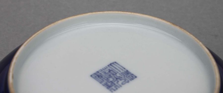 A Chinese blue glazed shallow dish with Daoguang mark. 19cm diameter - Bild 5 aus 5