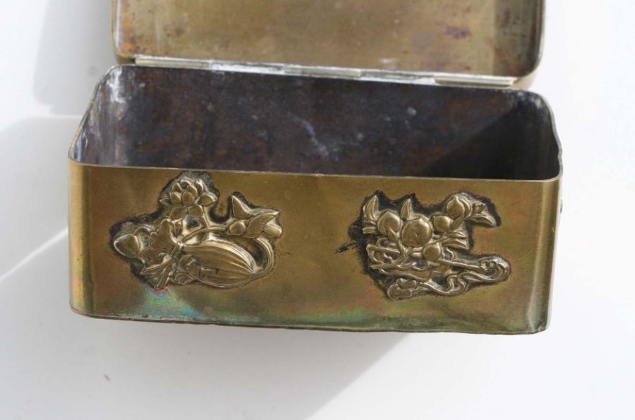 A Japanese rectangular brass snuff box decorated in relief with birds and mythical beasts, 10cms - Bild 3 aus 6