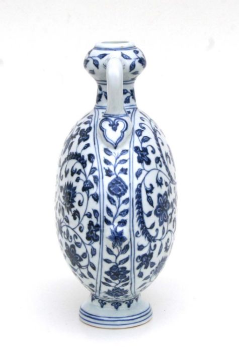 A Chinese blue and white moon flask decorated scrolling flowering foliage, 29cm high - Bild 4 aus 6