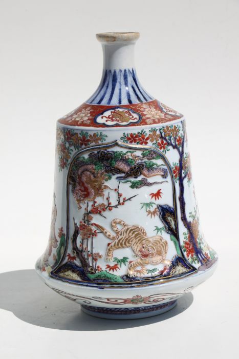 A 19th century Japanese Imari Tokkuri decorated with figures and moulded tigers and dragons, six - Bild 3 aus 9