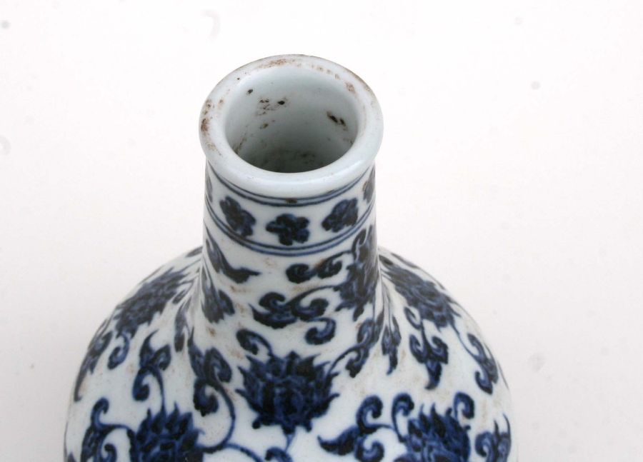 A Chinese blue and white bottle vase decorated flowering scrolling foliage (AF) 20cm high - Bild 5 aus 10