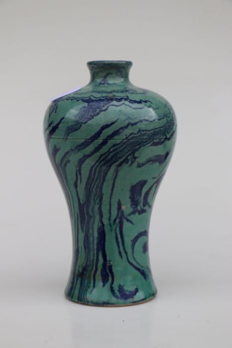 A Chinese marbled green and blue glaze meiping vase, 15cm high Condition ReportThere are a couple of - Bild 3 aus 9