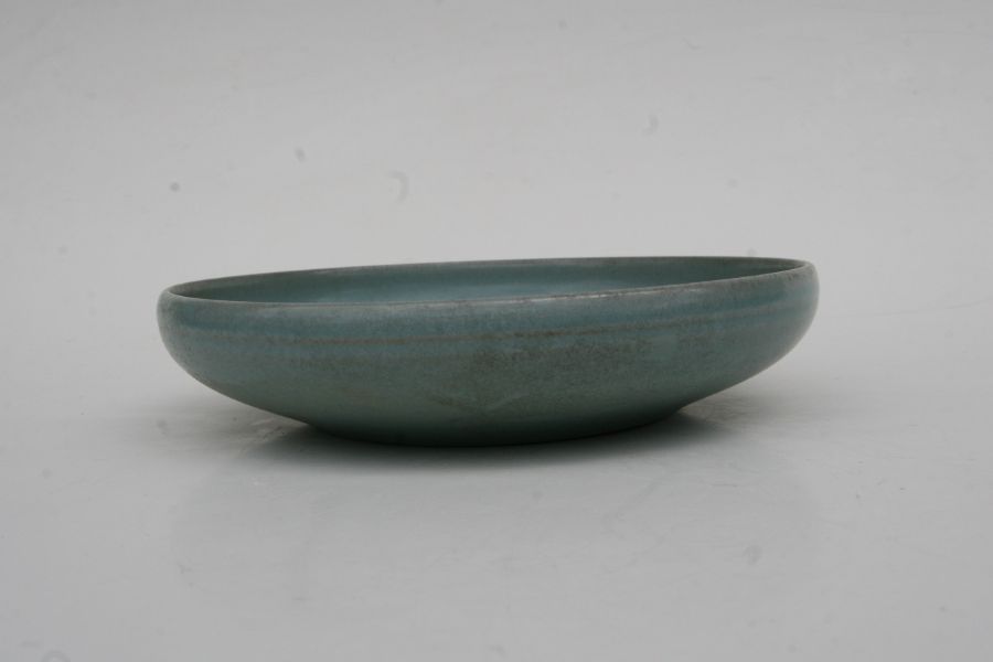 A Chinese celadon glazed shallow dish or brush washer, 19cms diameter.Condition ReportGood condition - Bild 7 aus 9