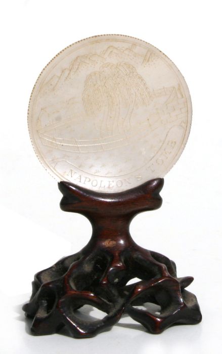 A Chinese circular mother of pearl gaming counter carved with a scene of Napoleon's House and - Bild 2 aus 2