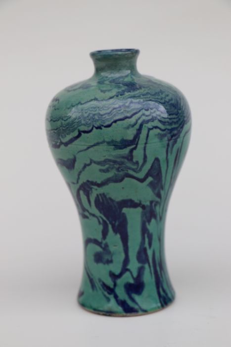 A Chinese marbled green and blue glaze meiping vase, 15cm high Condition ReportThere are a couple of - Bild 5 aus 9