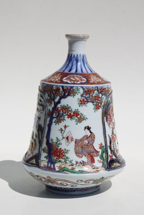 A 19th century Japanese Imari Tokkuri decorated with figures and moulded tigers and dragons, six - Bild 2 aus 9