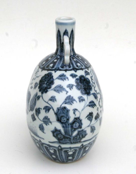 A Chinese blue and white two handled vase, decorated flowering foliage and temple lions, 28cm high - Bild 3 aus 6