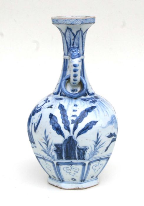 A Chinese blue and white two handled vase, decorated figures in a landscape, 33cm high - Bild 5 aus 6