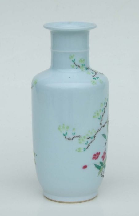A Chinese rouleau vase decorated with flowering foliage, 22cms high. - Bild 2 aus 3