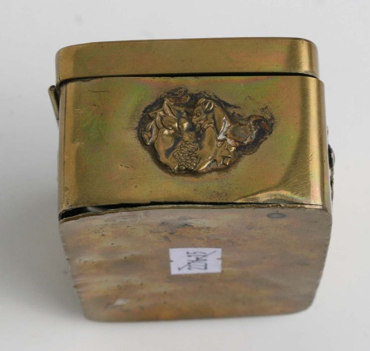 A Japanese rectangular brass snuff box decorated in relief with birds and mythical beasts, 10cms - Bild 5 aus 6