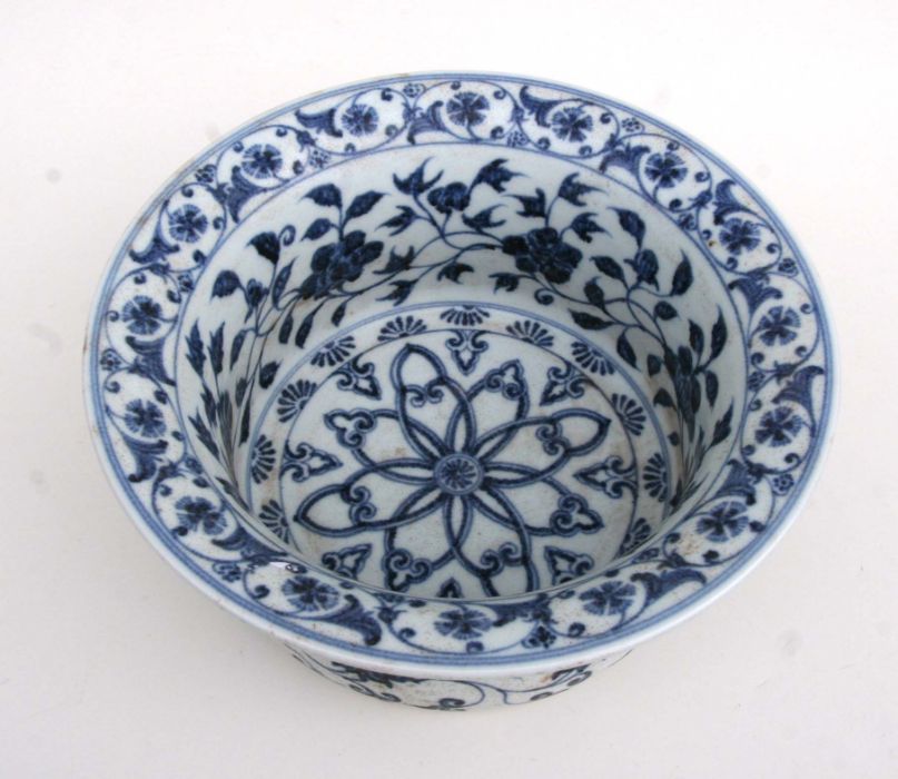 A large Chinese blue and white bowl decorated flowering scrolling foliage, 32cm diameter - Bild 3 aus 5