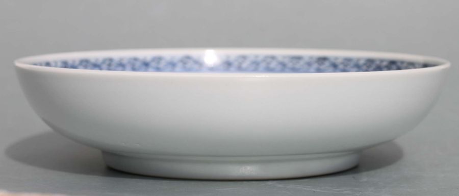 A Chinese blue white and red footed bowl, decorated immortals fighting amongst the clouds with six - Bild 3 aus 6