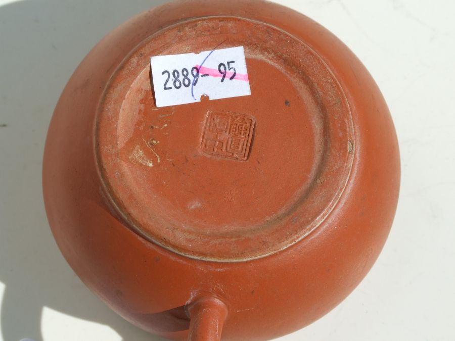 A Chinese Yixing teapot, impressed character mark to base, 8cms high.Condition ReportA chip to to - Bild 3 aus 3