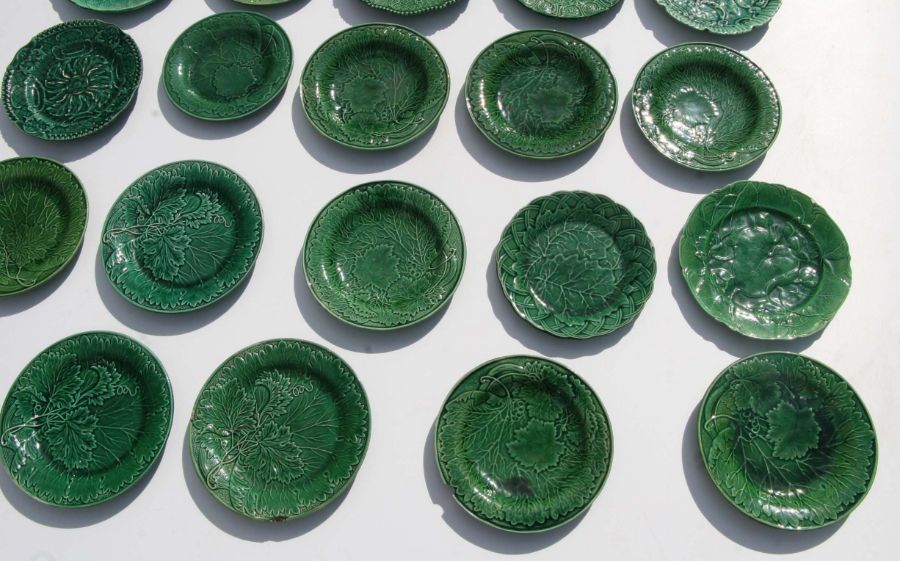 A quantity of Wedgwood majolica green leaf plate to include a set of five 22cms diameter plates - Image 2 of 2