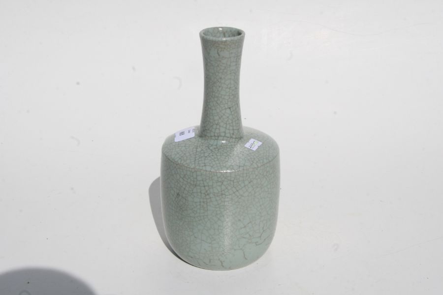 A Chinese celadon crackle glaze mallet form vase, 24cms high. - Bild 3 aus 7