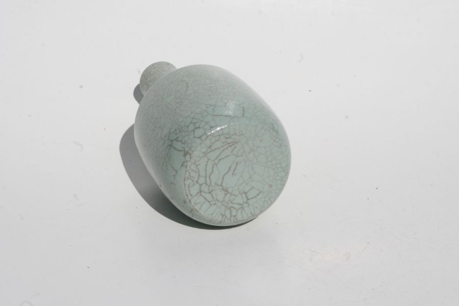 A Chinese celadon crackle glaze mallet form vase, 24cms high. - Bild 7 aus 7