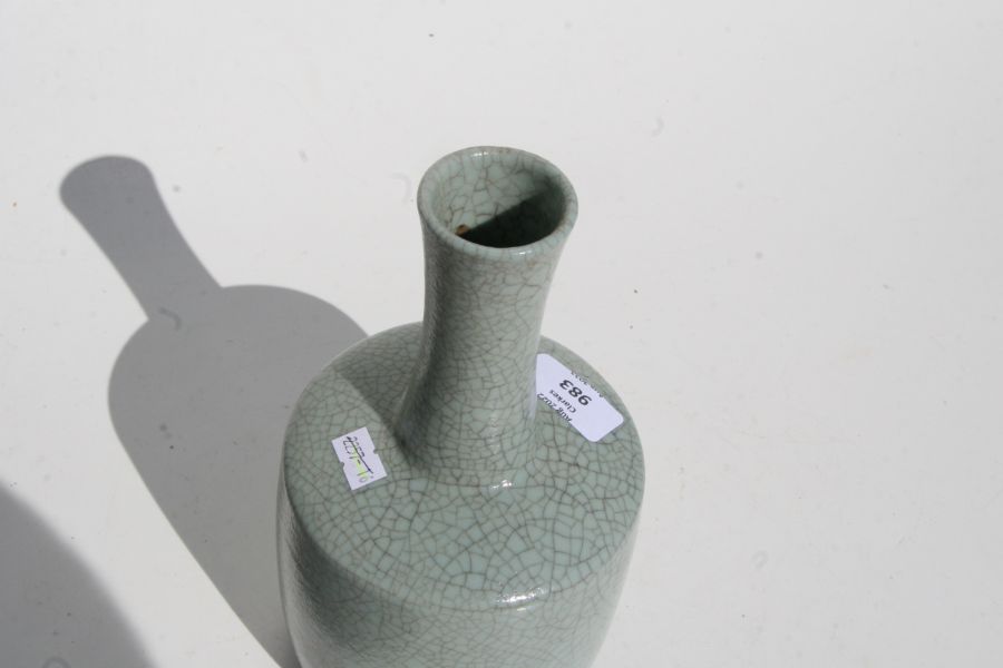 A Chinese celadon crackle glaze mallet form vase, 24cms high. - Bild 6 aus 7