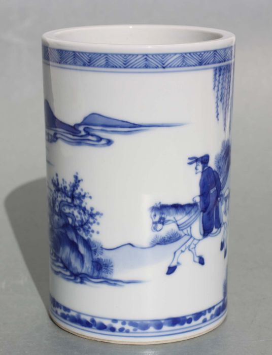 A Chinese blue and white bitong/brush pot decorated figures in a landscape, 14cm high - Bild 5 aus 6