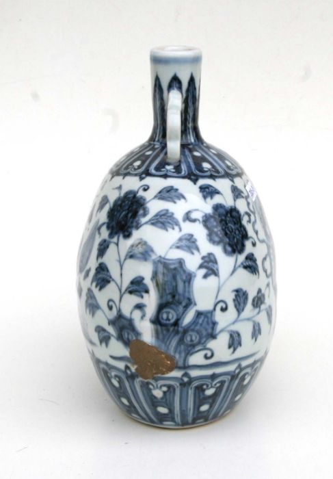 A Chinese blue and white two handled vase, decorated flowering foliage and temple lions, 28cm high - Bild 2 aus 6