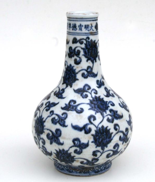 A Chinese blue and white bottle vase decorated flowering scrolling foliage (AF) 20cm high - Bild 4 aus 10