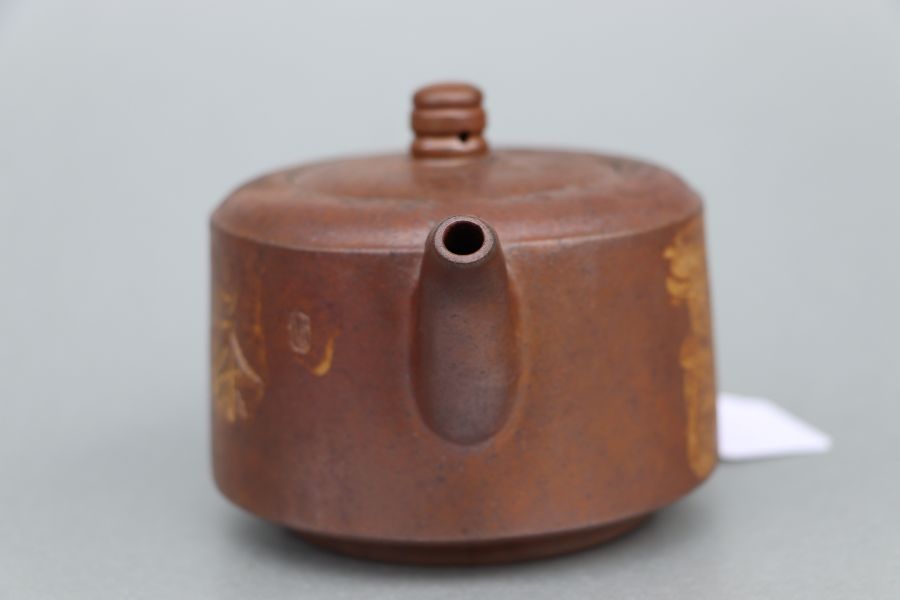 A Chinese Yixing pottery teapot decorated with figures and calligraphy, impressed seal mark to the - Bild 7 aus 14