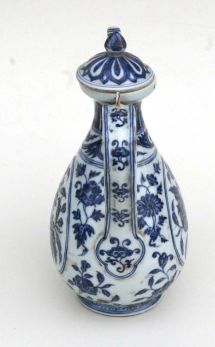 A Chinese blue and white ewer decorated fruit and foliage 27cm high - Bild 3 aus 4