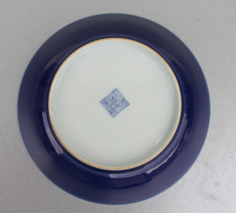 A Chinese blue glazed shallow dish with Daoguang mark. 19cm diameter - Bild 3 aus 5
