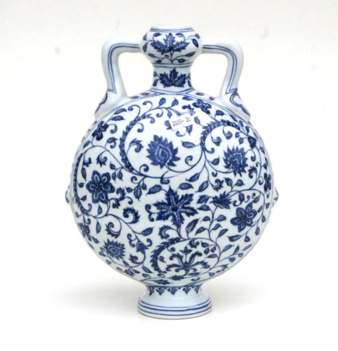 A Chinese blue and white moon flask decorated scrolling flowering foliage, 29cm high - Bild 2 aus 6