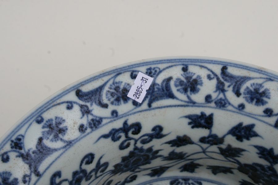 A large Chinese blue and white bowl decorated flowering scrolling foliage, 32cm diameter - Bild 5 aus 5