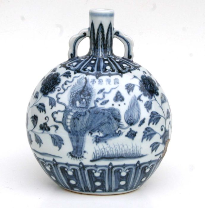 A Chinese blue and white two handled vase, decorated flowering foliage and temple lions, 28cm high - Bild 6 aus 6