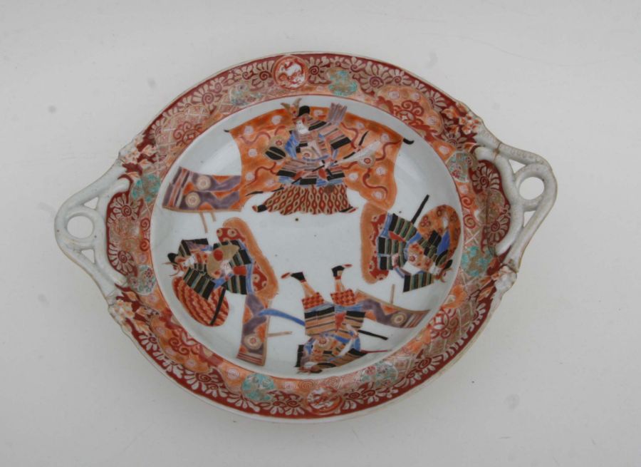A Japanese two-handled pedestal bowl and cover decorated with Samurai warriors, six character red - Image 2 of 3