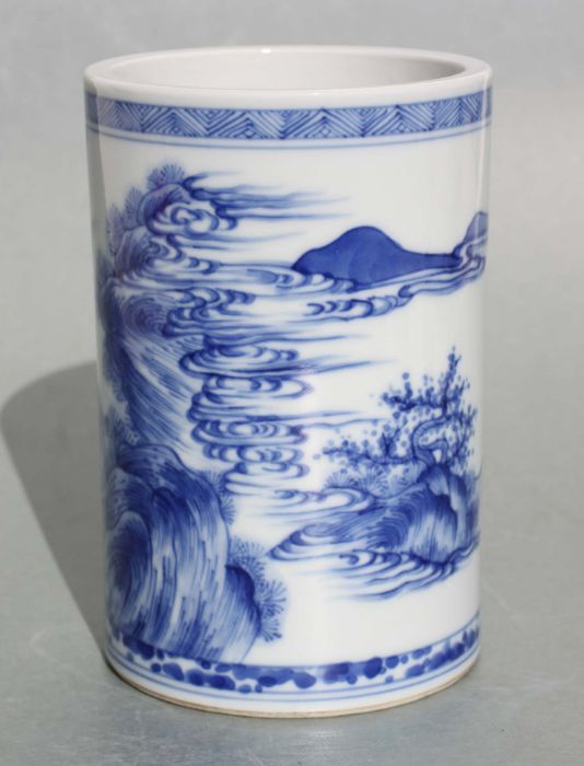 A Chinese blue and white bitong/brush pot decorated figures in a landscape, 14cm high - Image 4 of 6