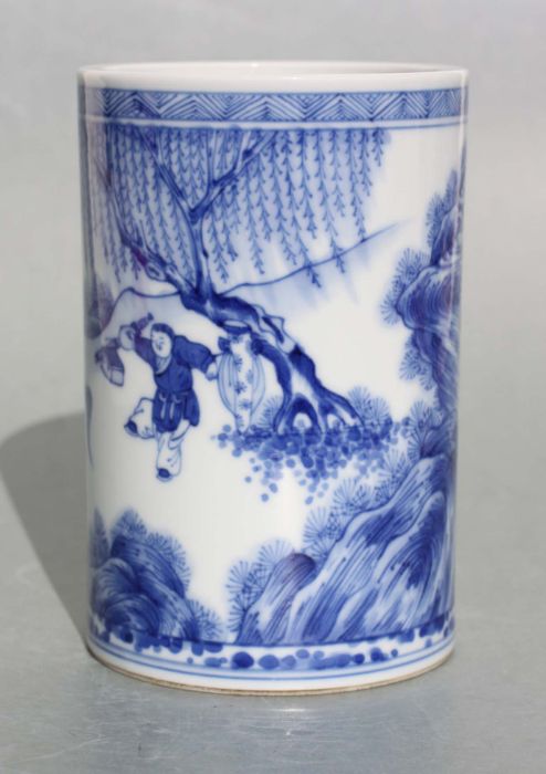 A Chinese blue and white bitong/brush pot decorated figures in a landscape, 14cm high - Image 3 of 6