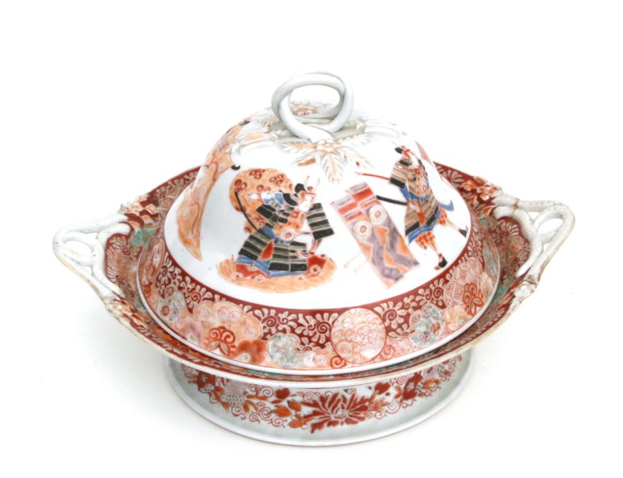 A Japanese two-handled pedestal bowl and cover decorated with Samurai warriors, six character red - Image 3 of 3