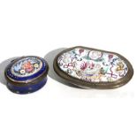 A late 18th / early 19th century Bilston enamel snuff box, the cover decorated with birds and