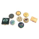 A quantity of assorted ladies vintage compacts to include Stratton examples.