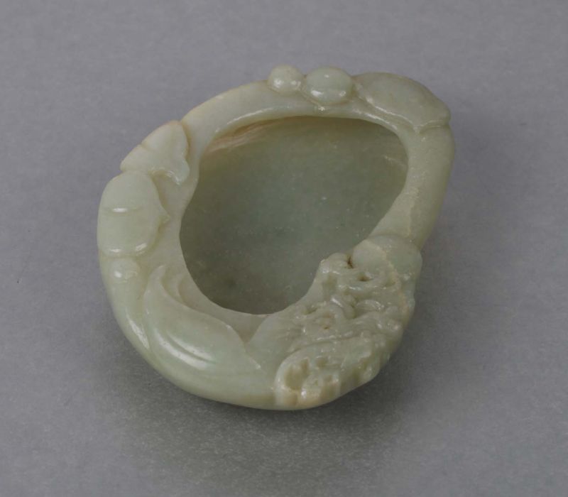 A Chinese jade / hardstone brush washer decorated with a dragon and lily pads, on a hardwood - Bild 5 aus 5