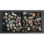 A quantity of vintage brooches to include marcasite, enamel and cabochon examples.